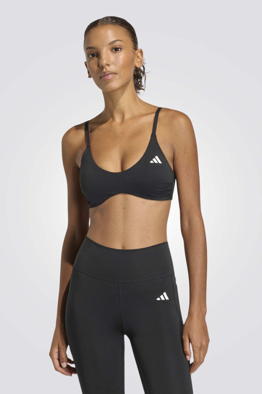 גוזיית ספורט בעיצוב מנימליסטי לנשים | אדידס