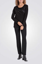 סריג דק בצבע שחור עם פייטים