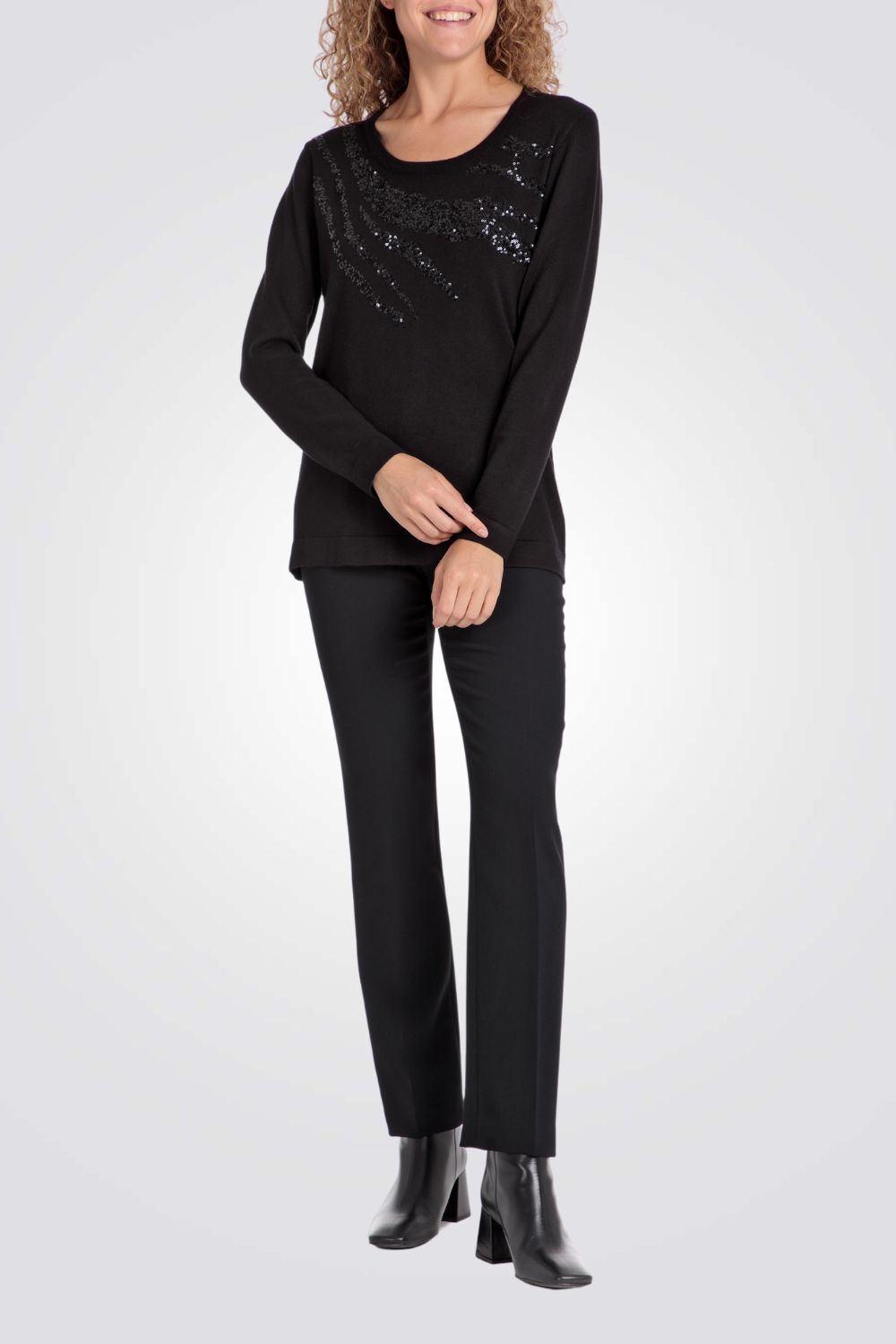 סריג דק בצבע שחור עם פייטים