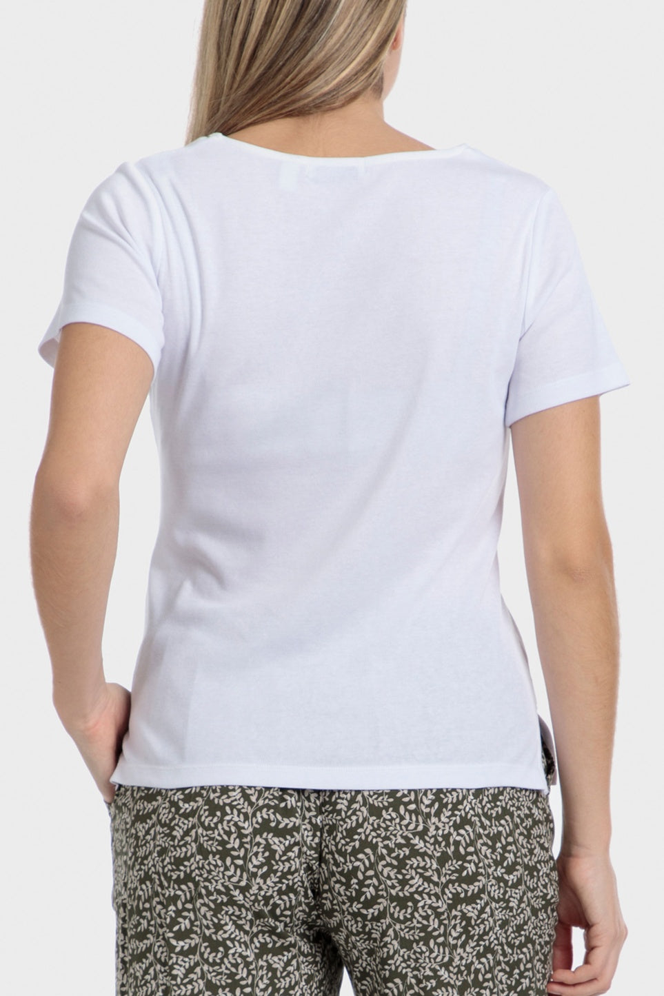 טישירט קצרה עם פס בצווארון בצבע לבן