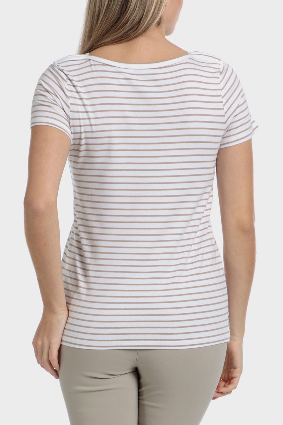 חולצת פסים בצבע בז' ולבן