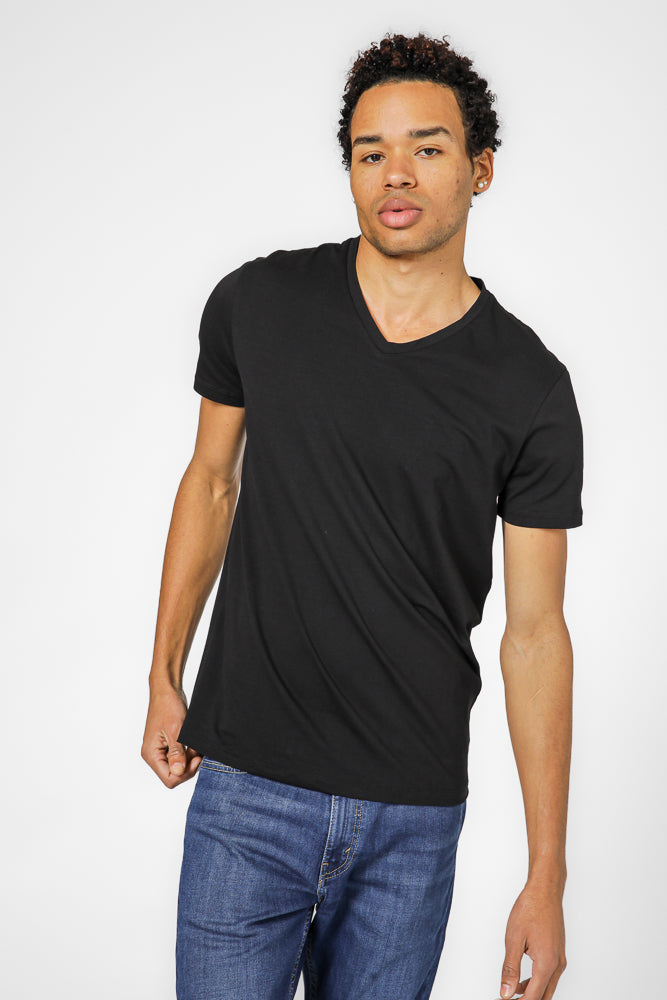 מארז זוג חולצות בייסיק וי בצבע שחור