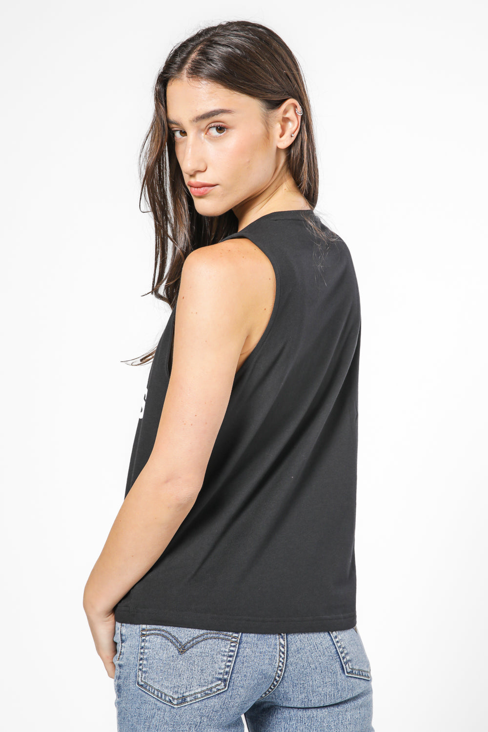 גופייה מבית המותג ADIDAS, עשויה מבד רך ומשתלבת נהדר עם כל פריט לבוש