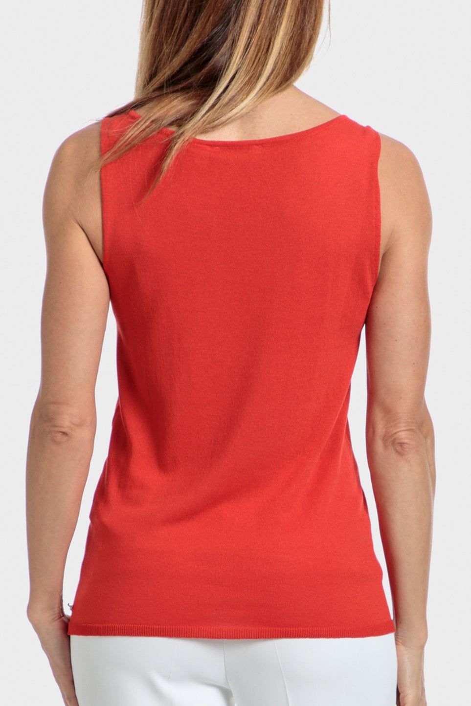 גופייה בצבע אדום