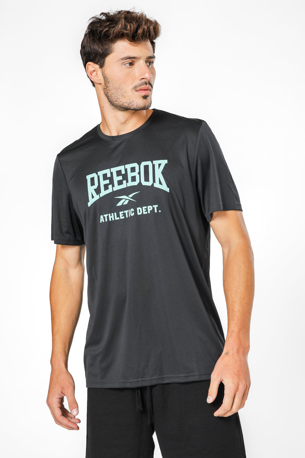 חולצה מבית המותג REEBOK, עשויה מבד מנדף זיעה ששומר על הגוף שלך מאורר לאורך כל האימון.