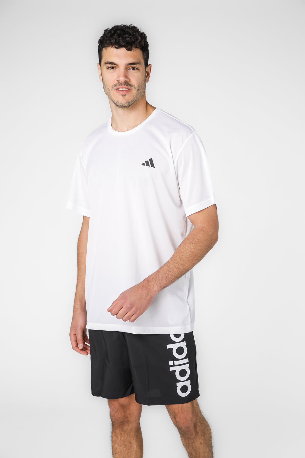 טישירט ספורט בצבע לבן