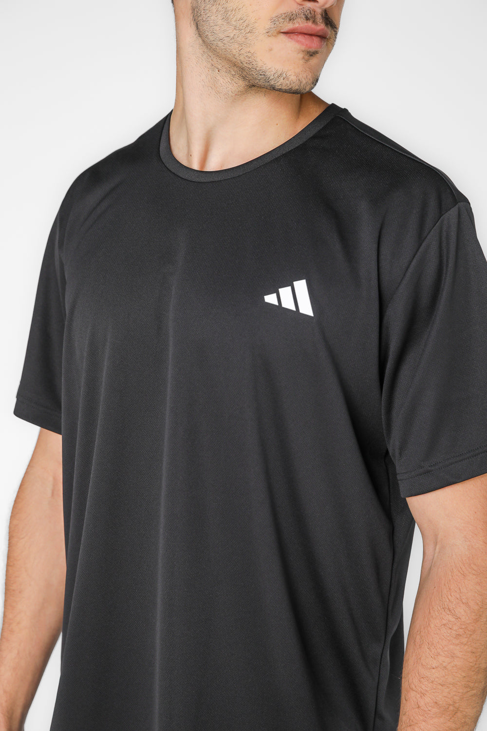 טי שירט ספורט בצבע שחור