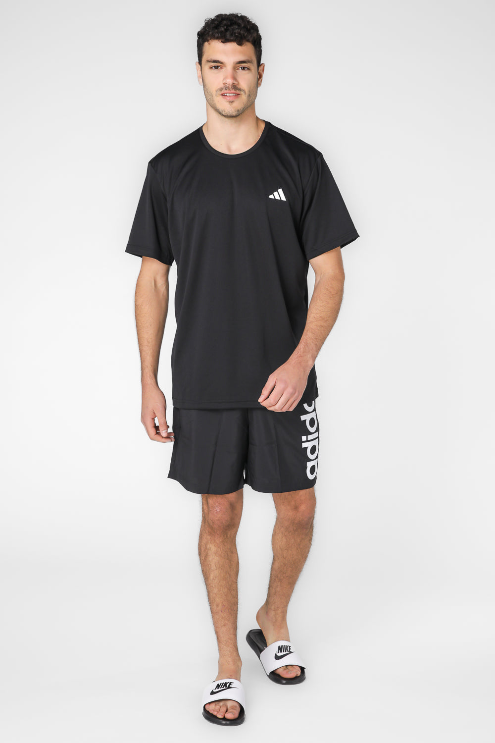 טי שירט ספורט בצבע שחור