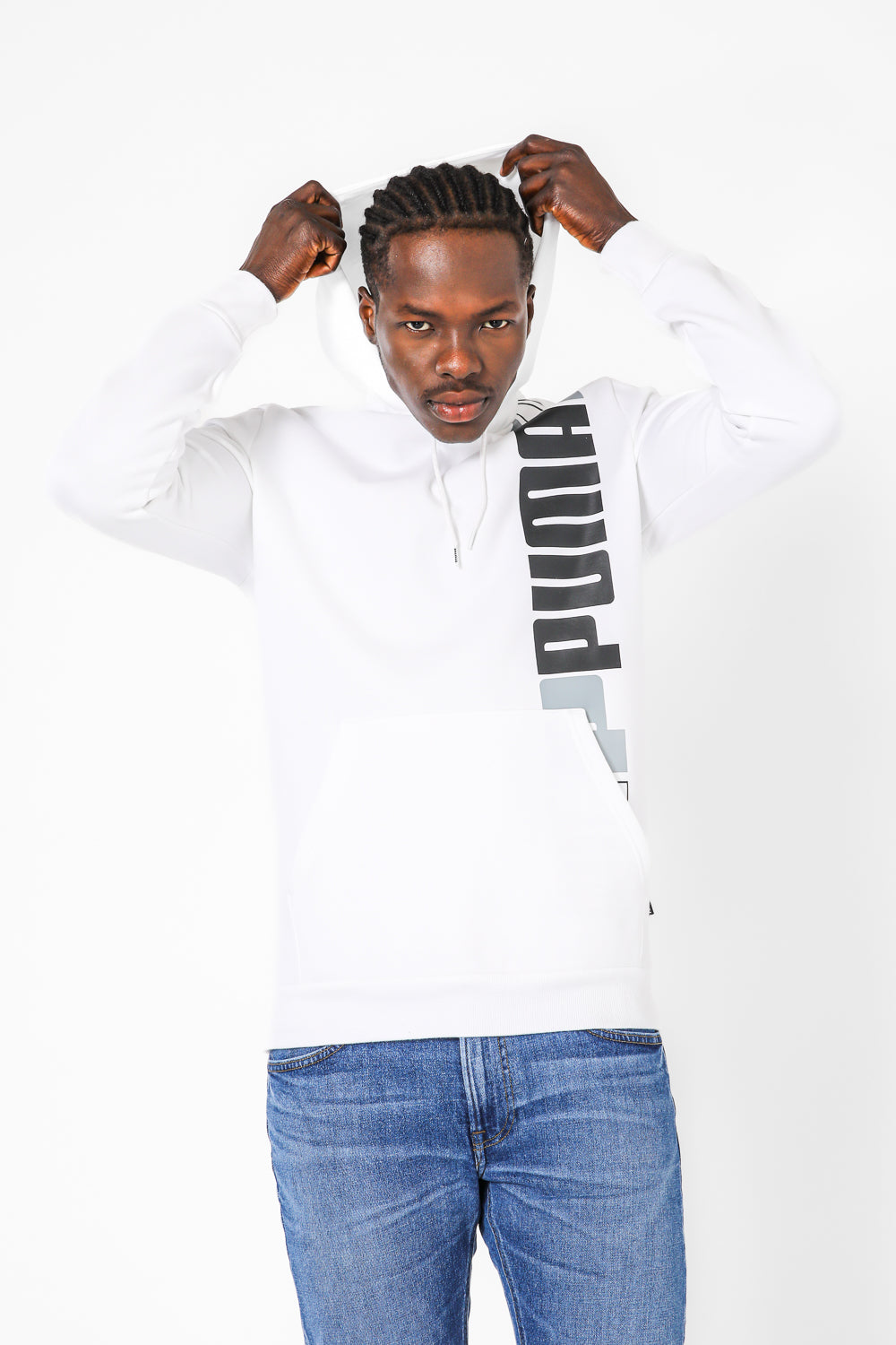 סווטשירט לבן עם כובע קפוצ’ון והדפס לוגו