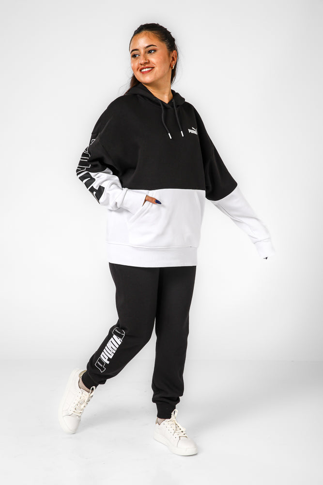סווטשירט שחור לבן עם כובע קפוצ’ון והדפס לוגו