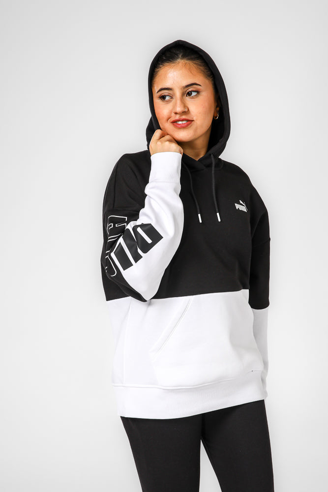 סווטשירט שחור לבן עם כובע קפוצ’ון והדפס לוגו