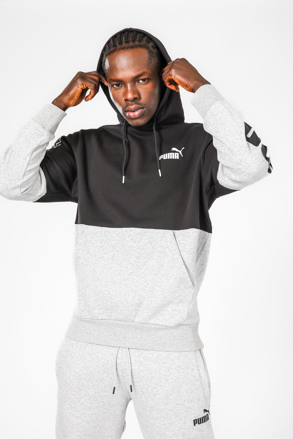 סווטשירט שחור אפור עם כובע קפוצ’ון והדפס לוגו