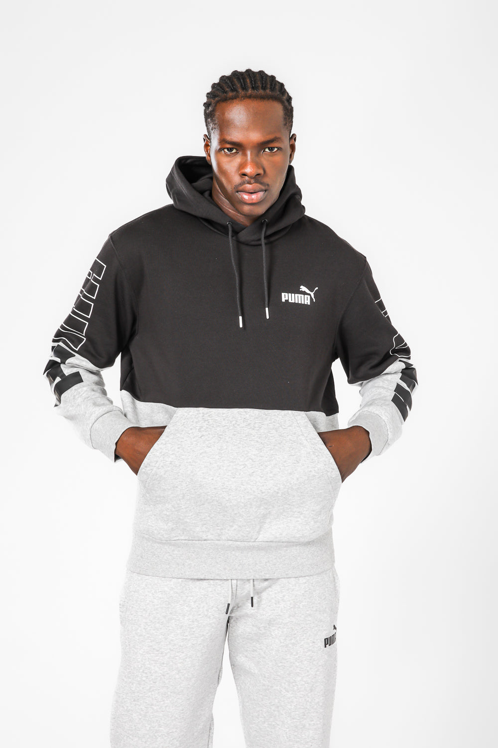 סווטשירט שחור אפור עם כובע קפוצ’ון והדפס לוגו