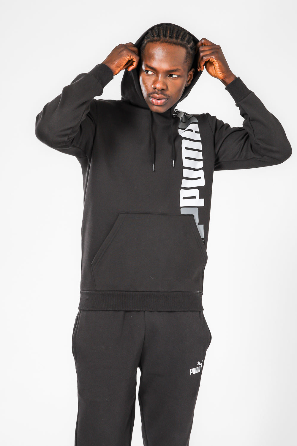 סווטשירט שחור לבן עם כובע קפוצ’ון והדפס לוגו