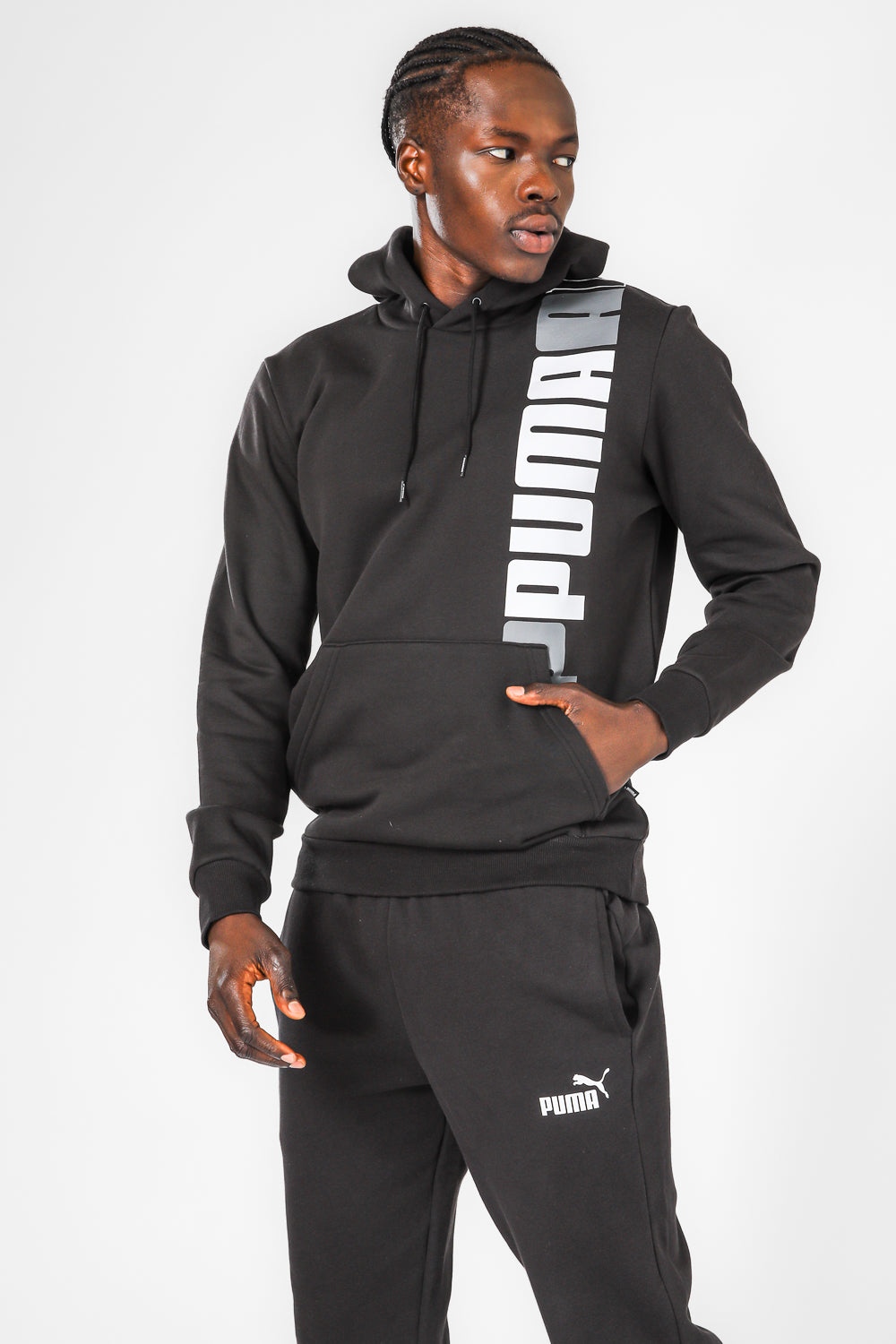 סווטשירט שחור לבן עם כובע קפוצ’ון והדפס לוגו