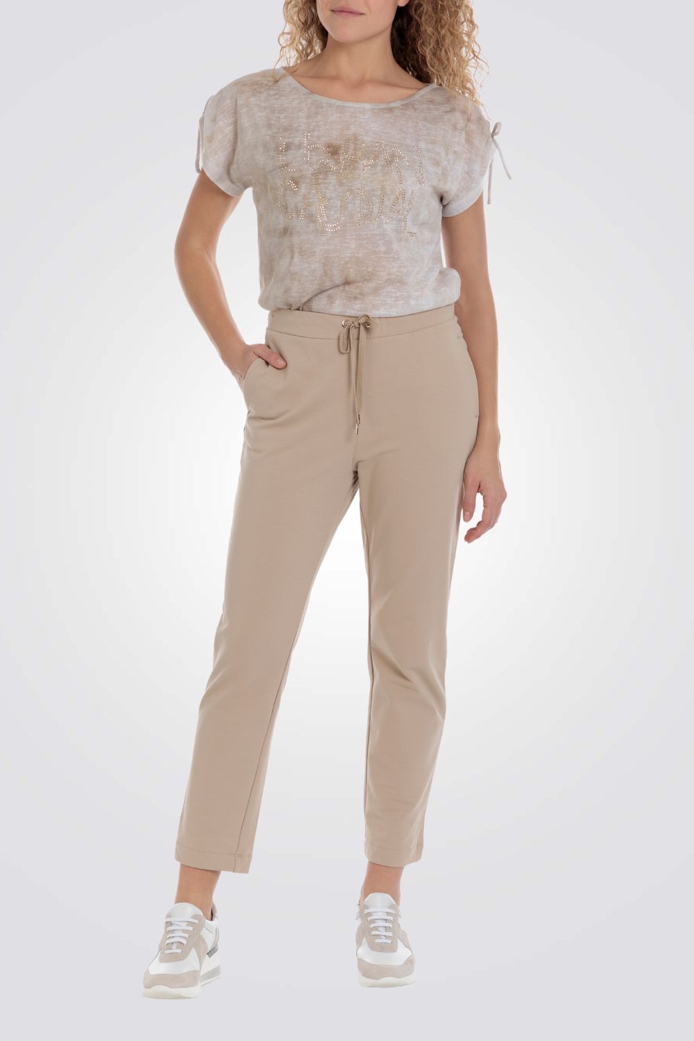 חולצה עם כיתוב מנוצנץ בצבע בז'