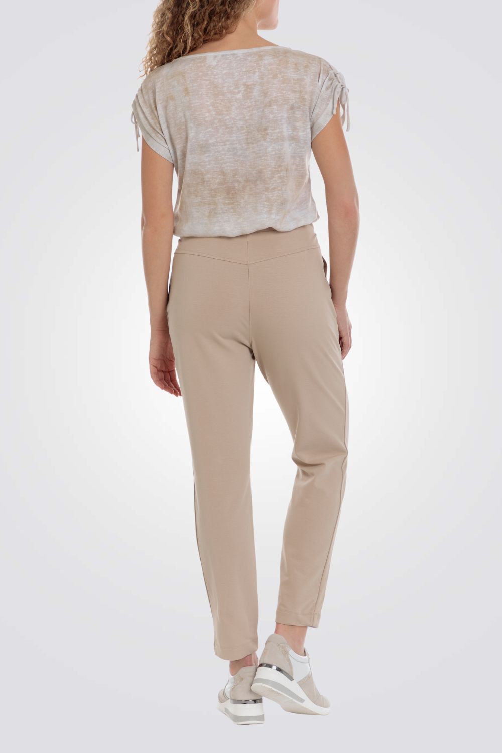 חולצה עם כיתוב מנוצנץ בצבע בז'