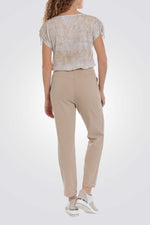 חולצה עם כיתוב מנוצנץ בצבע בז'