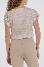 חולצה עם כיתוב מנוצנץ בצבע בז'