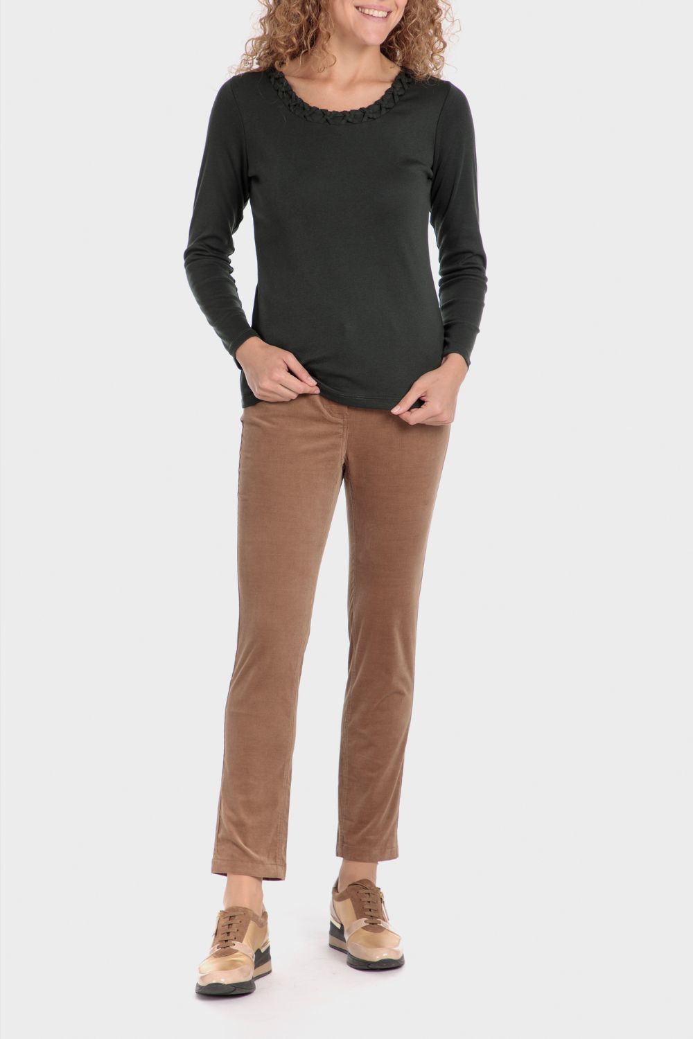 טישירט צווארון עגול מעוטר בצבע ירוק זית