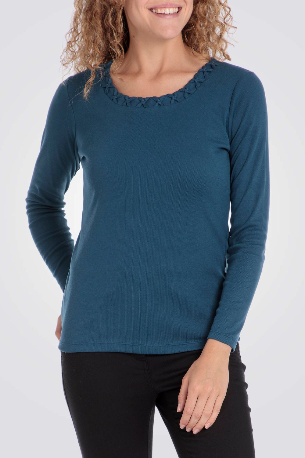 טישירט צווארון עגול מעוטר בצבע כחול