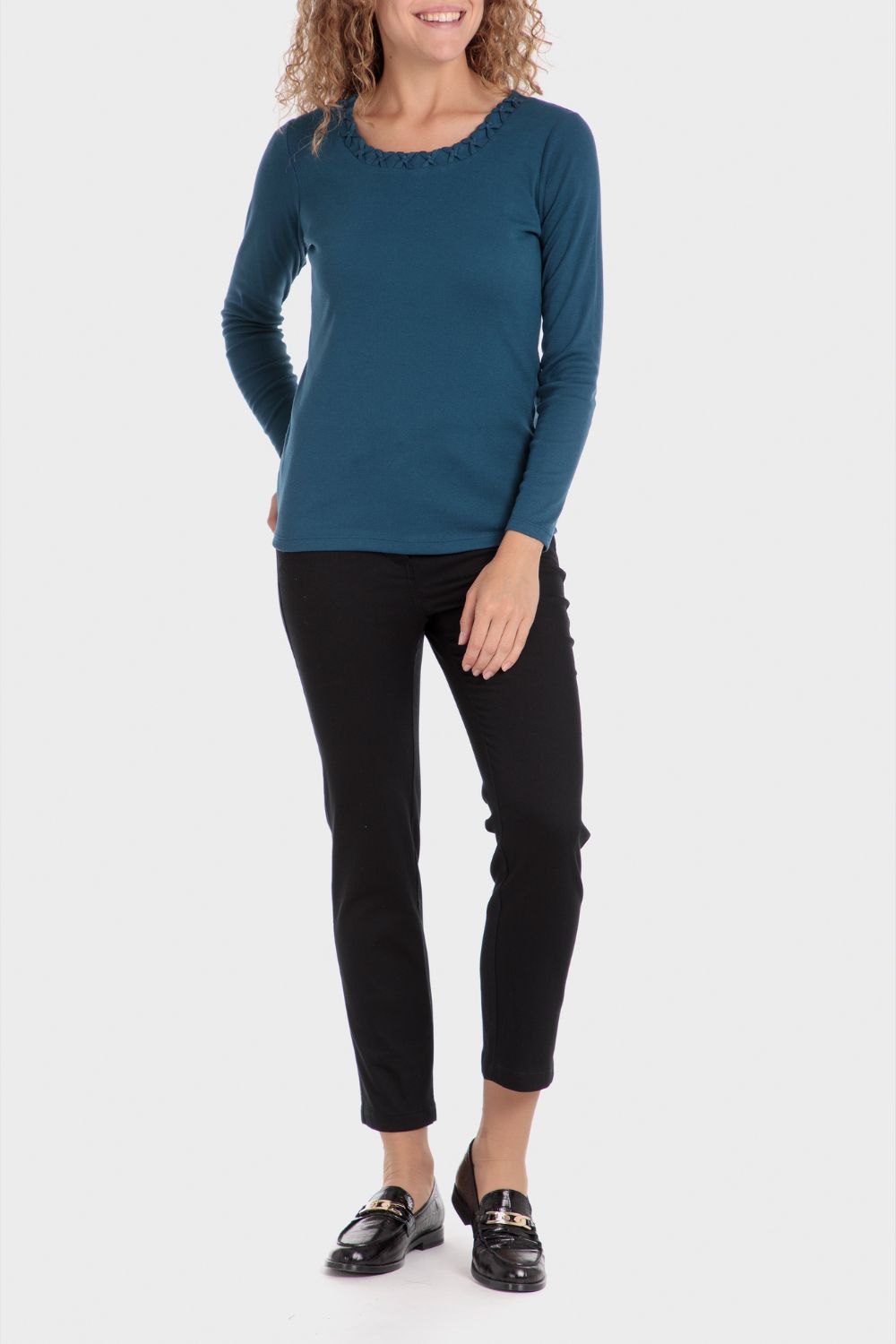 טישירט צווארון עגול מעוטר בצבע כחול