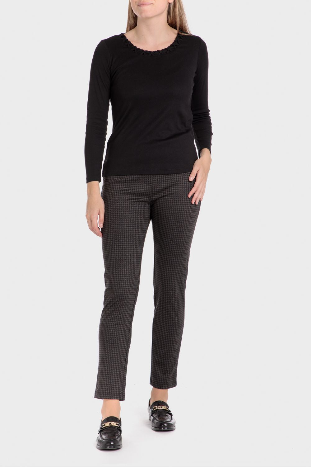 טישירט צווארון עגול מעוטר בצבע שחור