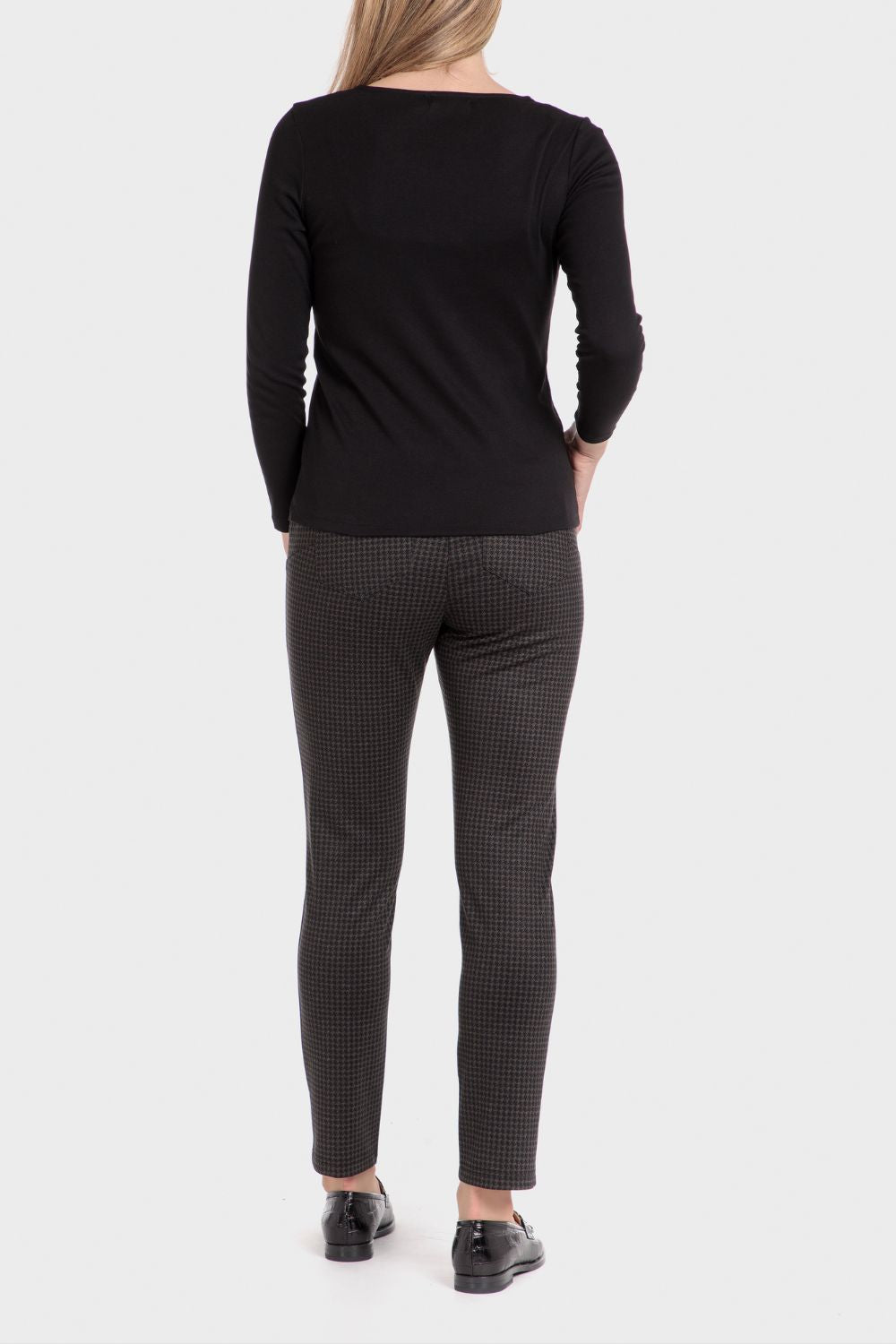 טישירט צווארון עגול מעוטר בצבע שחור