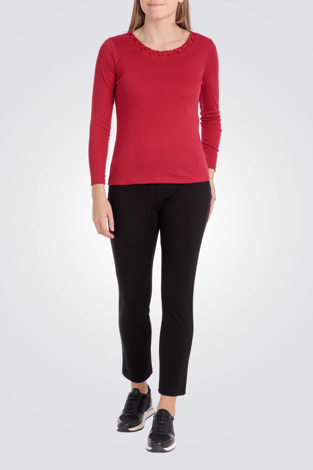 טישירט צווארון עגול מעוטר בצבע אדום