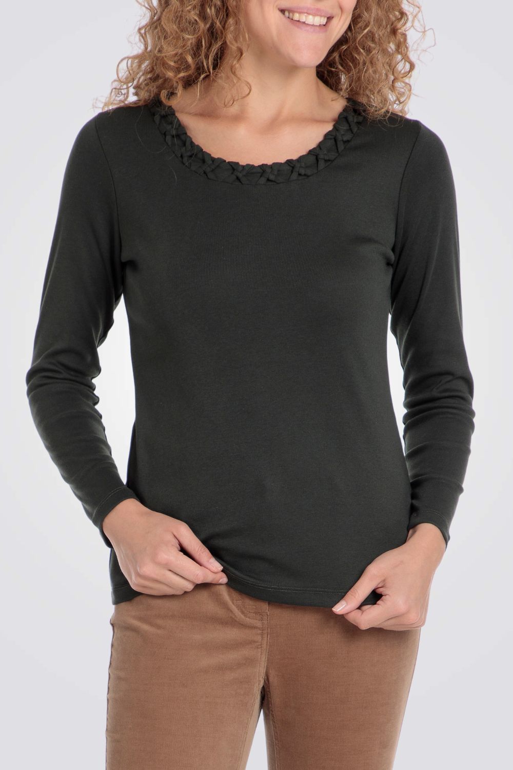 טישירט צווארון עגול מעוטר בצבע ירוק זית