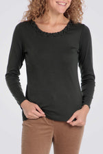 טישירט צווארון עגול מעוטר בצבע ירוק זית