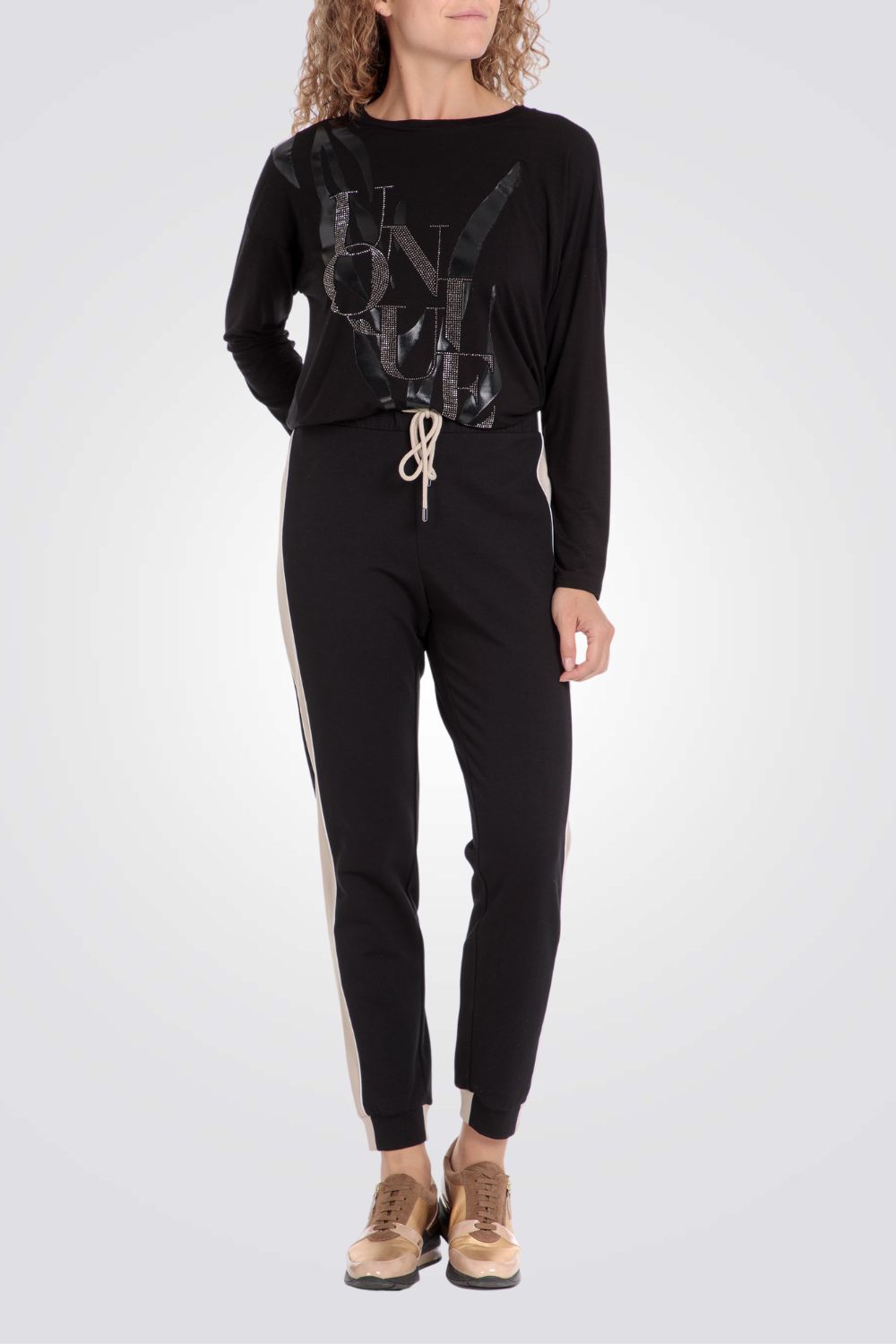 חולצה מנוצנצת בצבע שחור