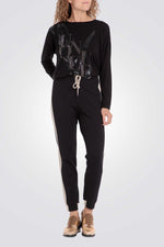 חולצה מנוצנצת בצבע שחור