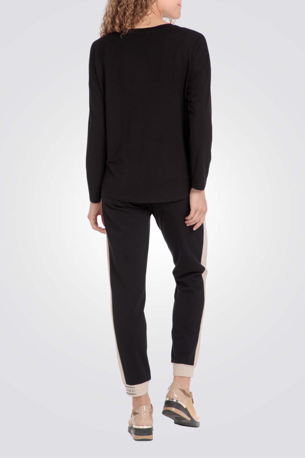 חולצה מנוצנצת בצבע שחור