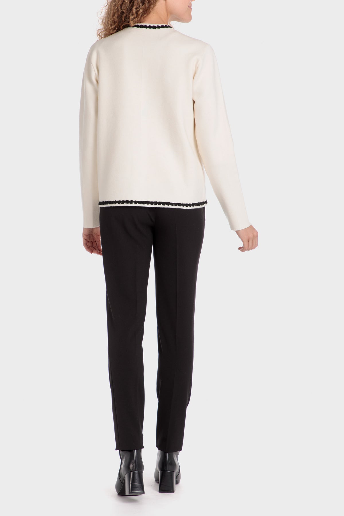 ג'קט בצבע שמנת בשילוב עיטורים