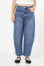 ג'ינס בגיזרת באגי בצבע כחול