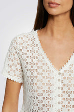 חולצת תחרה כפתורים דקורטיביים בצבע לבן