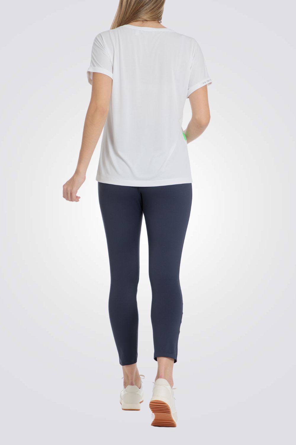 טישרט ספורט בצבע לבן