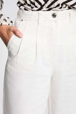 מכנסי ג'ינס Wide Leg גזרה גבוהה בצבע לבן