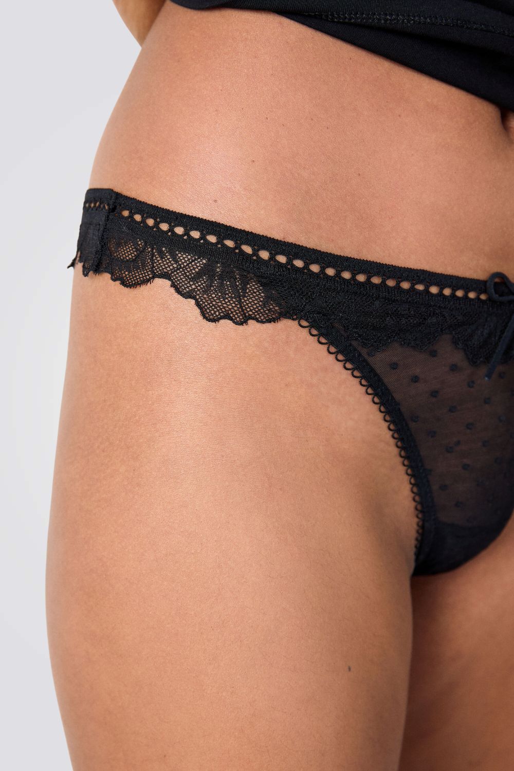 תחתוני חוטיני PETRA בצבע שחור