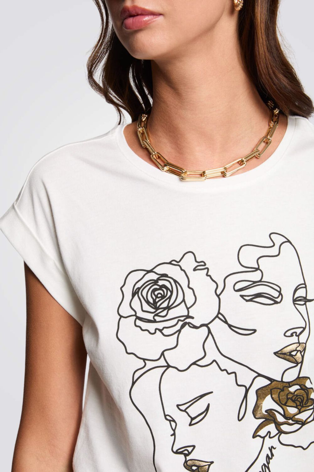 טישירט בצבע לבן הדפס בחזית