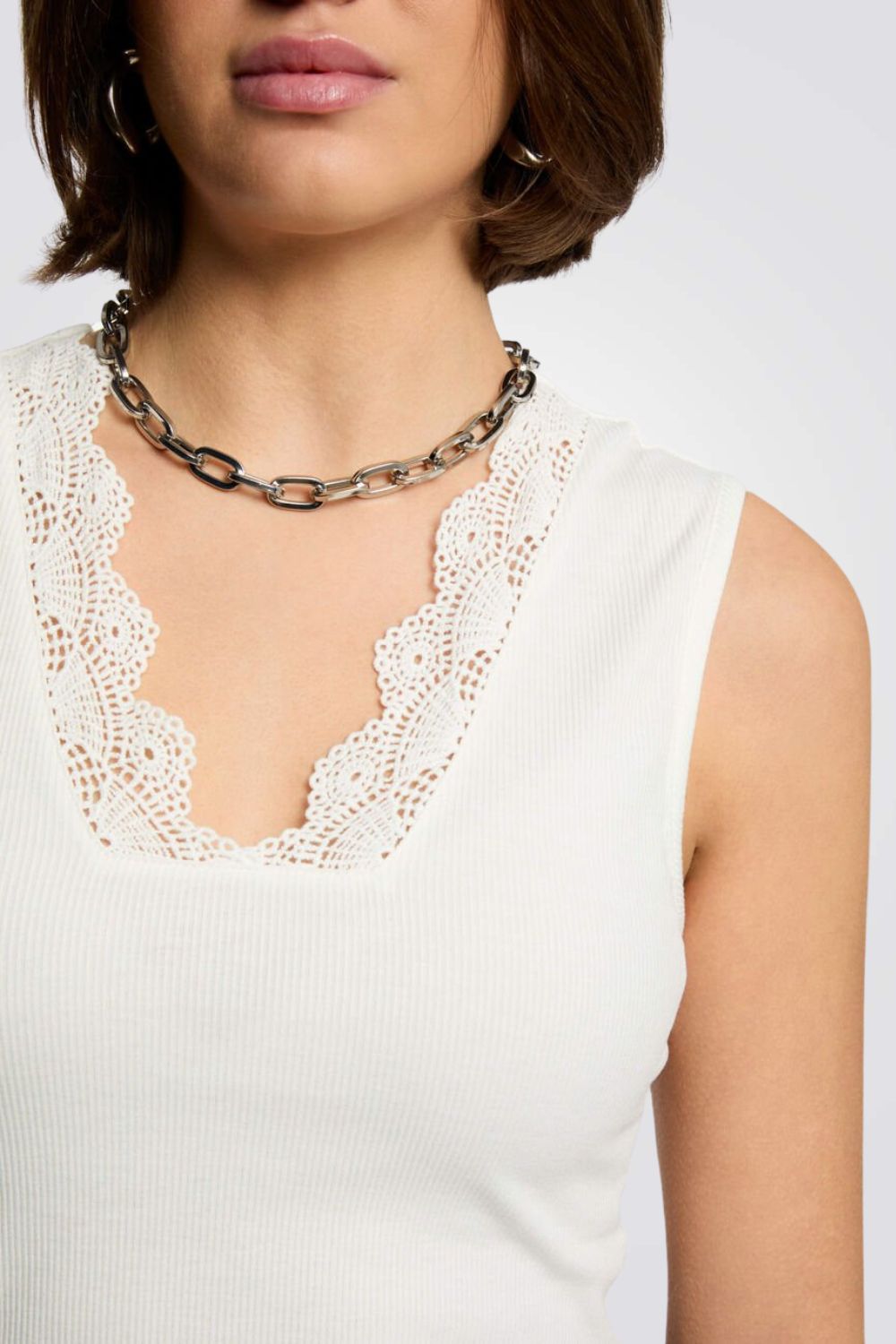 טופ במראה ריב צווארון וי תחרה בצבע לבן