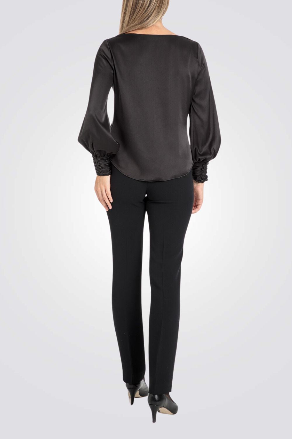 חולצה צווארון קפלים בצבע שחור