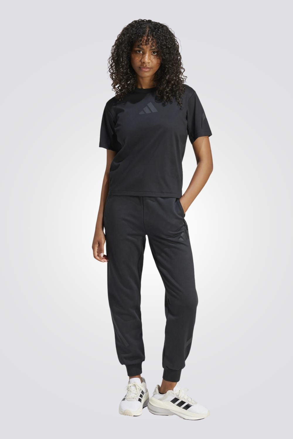 טישירט ממותגת בצבע שחור לנשים | אדידס 