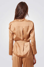 חולצת פיג'מה מכופתרת MERY במראה סאטן בצבע כאמל
