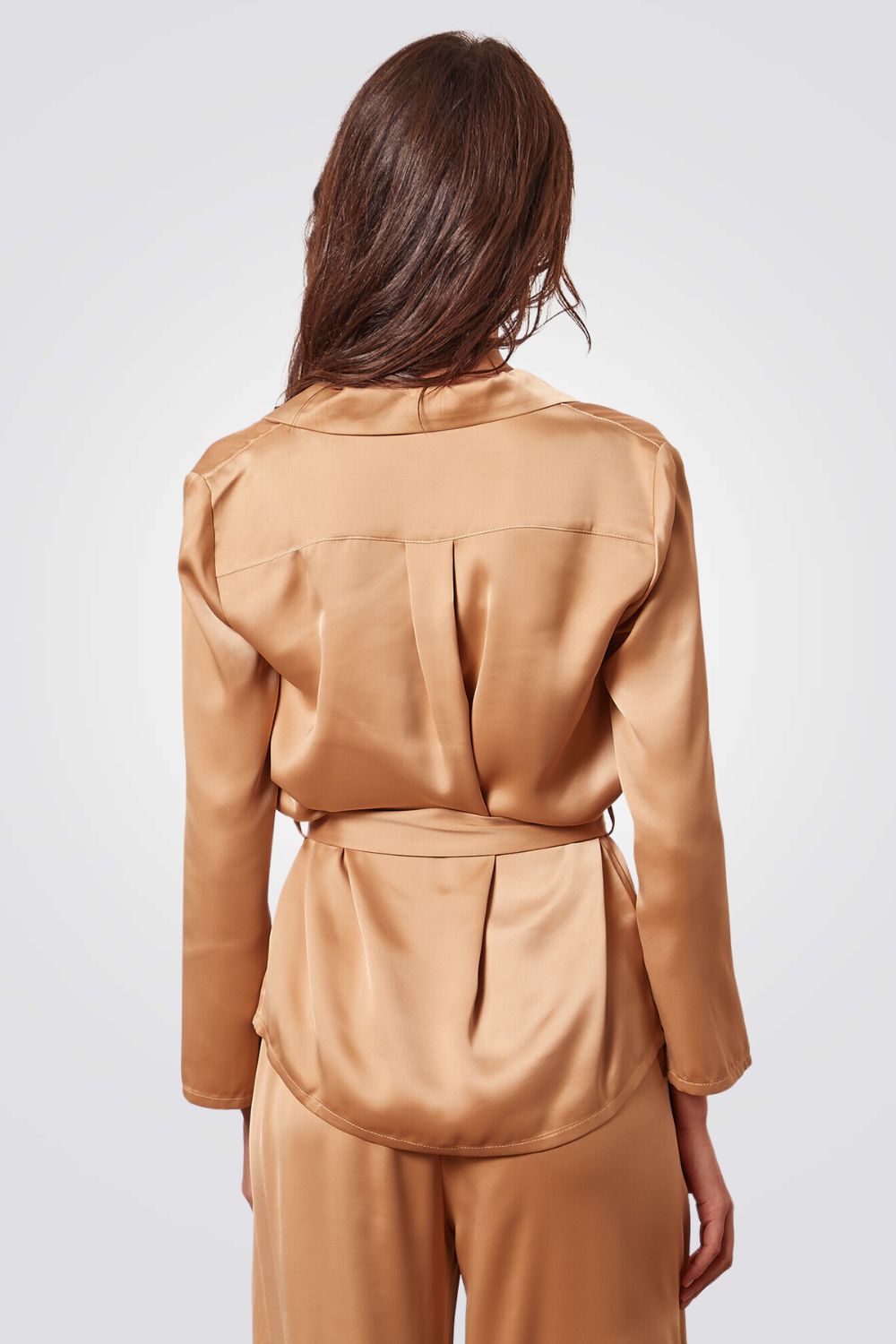 חולצת פיג'מה מכופתרת MERY במראה סאטן בצבע כאמל