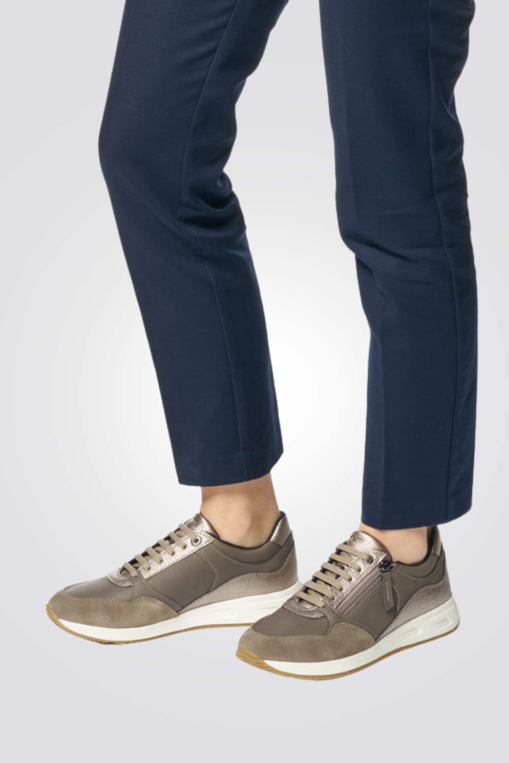 סניקרס בסגנון ספורט אלגנט לנשים | ג'יאוקס