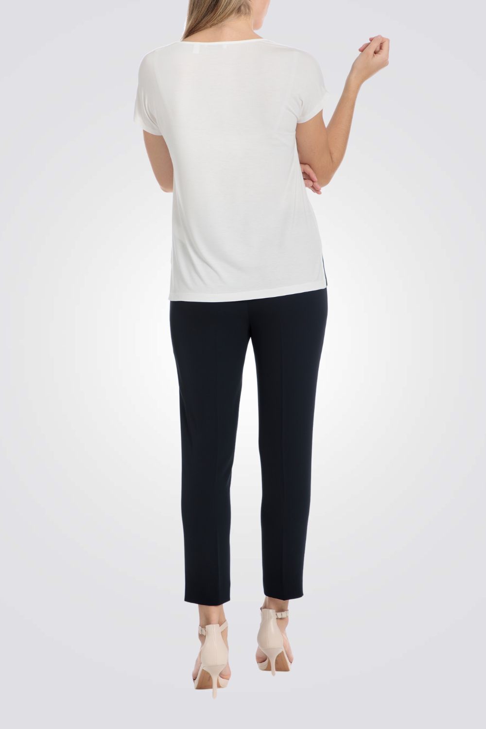 טישירט בצבע לבן עם הדפס בשילוב פנינים