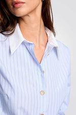 חולצה מכופתרת הדפס פסים בצבע תכלת