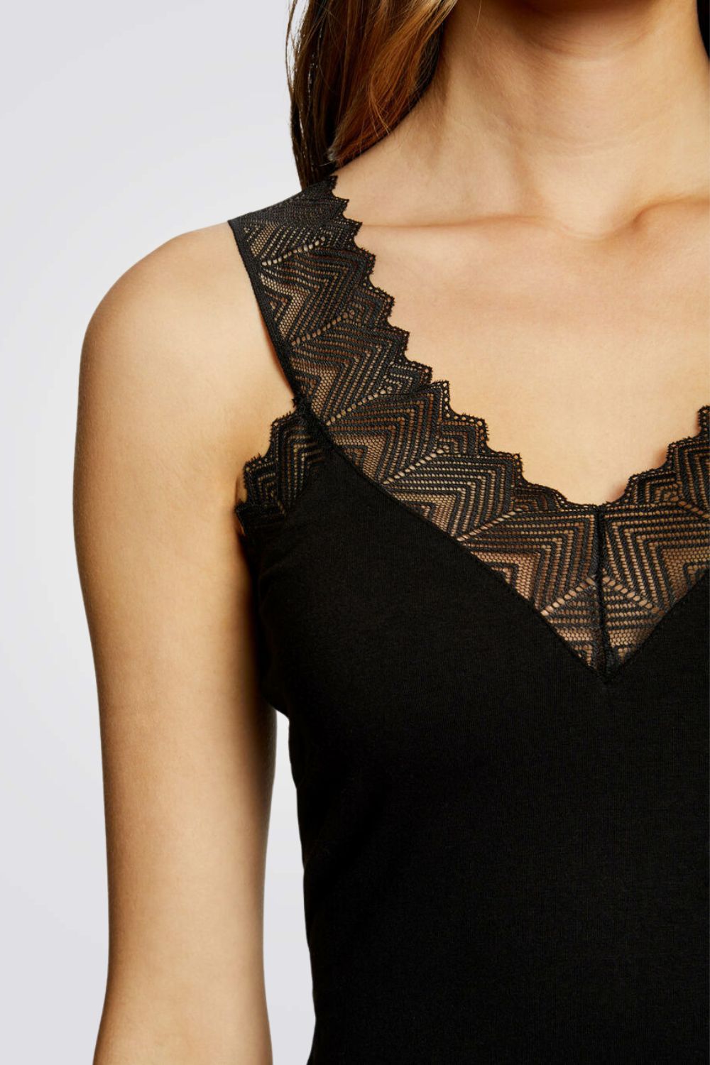 גופיה בצבע שחור בשילוב תחרה